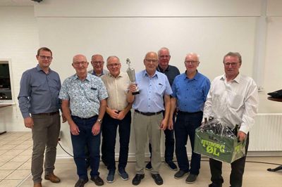Fra venstre Formand for Erhvervsgruppen Spjald Michael Hansen, Ole Olesen, Jens Christensen, Knud Holm, Bendt Pedersen, Polle Rasmussen, Sune Olesen og Polle Brøde Holm. Fraværende fra Tirsdagsholdet var Arne Andersen, Hans Mauritsen, Aage Toft Sørensen og Bent Kjærgaard