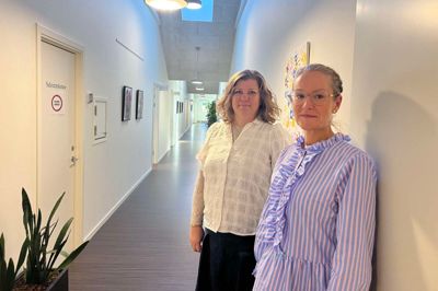 Den lange klinikgang bliver fremover dekoreret med billeder fra lokalområdet. Det fortæller læge Bente Helene Virenfeldt (t.v.) og praksismanager Maibritt Graakjær Lange.