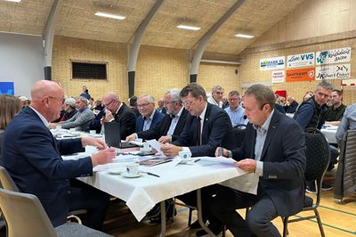 Kommuneformand Hans Christian Tylvad (t.h.) optræder ikke på mange billeder i avisens arkiv - han var aldrig fremme i rampelyset. Af borgmester og partifælle Lone Andersen får han da også beskrivelsen som den stille og usynlige del at isbjerget, som er fundamentet for det synlige.