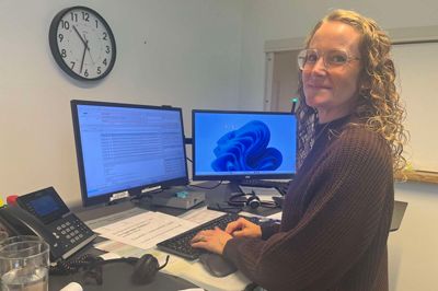 Maibritt Graakjær Lange er uddannet praksismanager og arbejder hos Lægehuset i Spjald. Hun ved aldrig, hvad hverdagen byder på af opgaver. Og det er netop det, hun elsker ved jobbet.