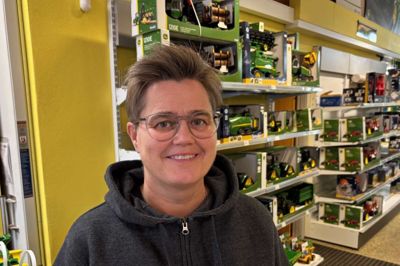 For butikschef Heidi Soppeland og kollegerne i butikken i Herborg Maskinforretning venter nu en forhåbentlig god julehandel.