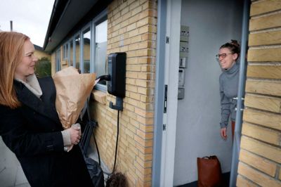 Hvem synes du skal belønnes med Nordeas Initiativpris? Sidste år var det Dorthe Møller Sørensen fra Fjelstervang, der løb med prisen. Hun blev overrasket derhjemme, mens hun havde »barnets sygedag«, men glæden var ikke mindre af den årsag. Her var det daværens filialdirektør Line Leth Høj fra Nordea, der overrakte hende prisen.