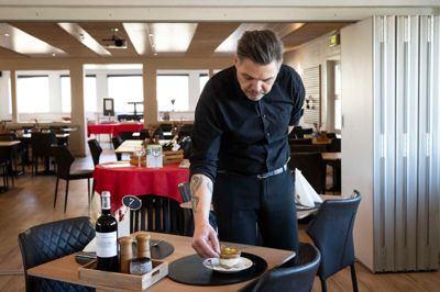 Påskens attraktion bliver en portionsserveret påske-cheesecake, som hotelbestyrer og kok Michael Bjerregaard selv har komponeret opskriften på. Den smager frisk og passer lige til forår og påsken.