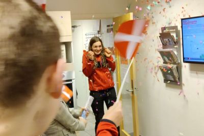 Overrasket! Det blev Jeanette Bøgum Broberg, da hun blev mødt med konfetti, flag og balloner i kantinen hos ABC Lavpris i Videbæk, efter at hun var kommet med i finalefeltet blandt de 10 bedste kolleger i Danmark. Konkurrencen afgøres torsdag aften i København. Foto: Jens Kristian Lynderup