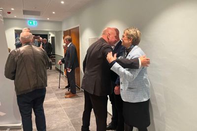 Folketingets formand Søren Gade hilser her hjerteligt på Lone Andersen. Gade blev udpeget som dirigent til torsdagens møde i Højmark Forsamlingshus.