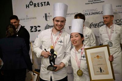 Sophia Rosa Antorini og assistent Nicolaj Hvid Rasmussen kunne smile til fotografen, da de havde fået medalje om halsen og hædersbevisninger i hænderne efter finalen på fødevaremessen Madværkstedet på Lokomotivværkstedet i København.