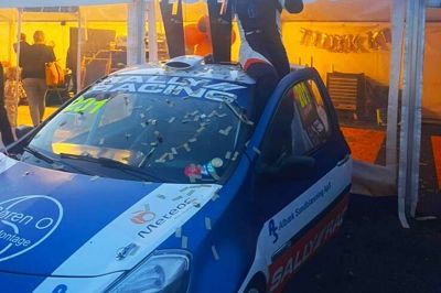 Lucas Kent knytter sejrsnæven efter to førstepladser på Padborg Park, der cementerede det danske mesterskab. Hans Renault Clio har også guldkonfetti på taget.