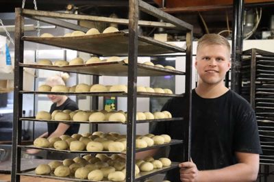 Foreløbig har bagermester Lennart Kjer syv kager tilmeldt kagekonkurrencen i august. Foto: Mette Christensen