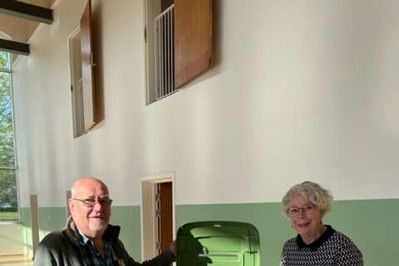 I Nr. Vium var deltagelsen ved folkeafstemning onsdag det laveste i den gamle Videbæk Kommune med 64,7 procent. Den første vælger var Bente Dahl, og Bent Munksø Rolle var valgstyrer. Af de 431 stemmeberettigede stemte kun 54,6 procent ja til at fjerne forsvarsforbeholdet. Foto: Mette Christensen