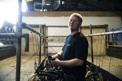 Tobias Christensen er indehaver af Nørgaards Geder. Søndag hentes mælken for sidste gang, men den 27-årige gedeavler kaster ikke håndklædet i ringen. Nu er han gået på jagt efter penge til et gårdmejeri. Foto: Malene Tswai