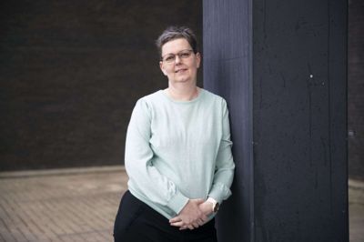 Journalist Mette Christensen oplever, at folk er meget interesserede i at læse nære og lokale nyheder, og hun fornemmer også, at folk allerede kender Dit Videbæk godt. Foto: Malene Tswai