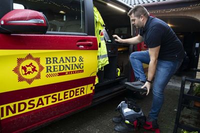 Indsatsleder Michael Nielsen måtte mandag aften trække i støvlerne og have branduniformen på, da der blev meldt om brand i et lejlighedskompleks i Videbæk. Det viste sig at være en rotte, der havde forvildet sig ind i et elskab, og havde skabt en kortslutning. Foto: Jørn Deleuran