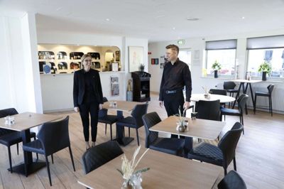 Carina og Michael Bjerregaard overtog forpagtningen af Hotel Falken i Videbæk for to år siden. Det første år var svært på grund af coronapandemien, men nu mærker forpagterparret fremgang og må melde udsolgt under VM i Ridesport. Foto: Henrik Ole Jensen
