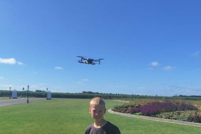 Emil Andersen på 13 år med sin drone. Den fik han i fødselsdagsgave. Han er selvlært med alt omkring dronen. Foto. Mette Christensen.