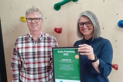 Stolt viser Birgitte Skovkær og Bent Norup Andersen diplomet frem for foreningens pris tidligere på året. Videbæk Gymnastik- og Ungdomsforening blev belønnet for deres mange tilbud i coronatiden. Nu tager Birgitte Skovkær over som formand for foreningen efter Bent Norup Andersen. Foto: Jens Kristian Lynderup