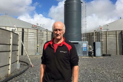 Knud Christensen (i billedet) og sønnen Kasper Kvistgaard Christensen driver Viftrup Biogas, der leverer langt over 90 procent af den energi Spjald by bruger. Selskabet har været under tvangsopløsning på grund af manglende lovpligtig indlevering af et regnskab for selskabet til Skat. Foto: Ole Skydt