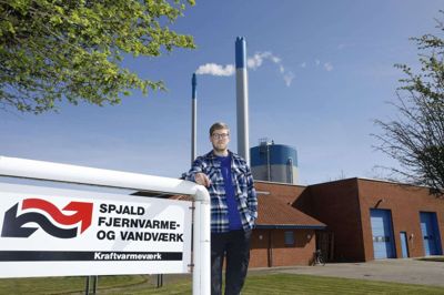 Anders Elbæk er glad for den nye elkedel, som leverer 9 procent af varmen til Spjalds husstande. Det kom frem på generalforsamlingen forleden uge hos Spjald Fjernvarme og Vandværk.Foto: Tom Laursen