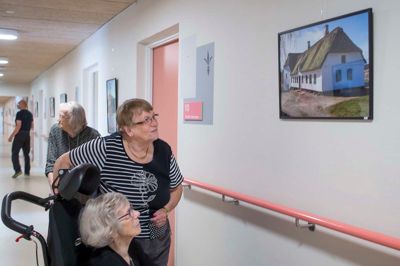 Billederne bliver studeret nøje på Vorgod Ældrecenter. Det er Fotogruppen Midtwest, der udstiller, takket være en donation fra A.P. Møller Fonden på 50.000 kroner. Foto: PR-foto