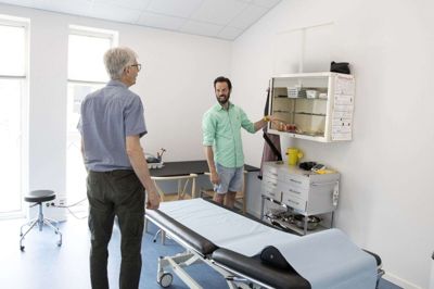 Brian Nørgaard Albertsen kaster sig nu ind i vaccineindsatsen her i efteråret ved at åbne op for en lang dag i Vorgod-Barde Hallen, hvor man uden tilmelding kan komme og blive vaccineret blot ved at medbringe sit sundhedskort, og hvis man er i målgruppen for at blive vaccineret. Foto: Henrik Ole Jensen
