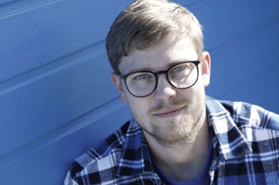 Anders Elbæk er »vendt hjem« til et job i Spjald som driftsleder for Spjald Fjernvarme, selv om han sådan set altid har boet her. Det har han ikke noget imod - tværtimod. Foto: Henrik Ole Jensen