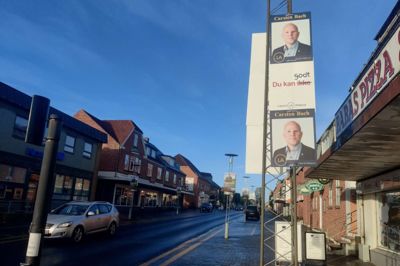 Valgplakaterne hænger overalt i Videbæk. Valgplakaterne og de midler, der er brugt til at hænge dem op med skal være taget ned igen senest otte dage efter valgdagen ved døgnets afslutning. Foto: Mette Christensen