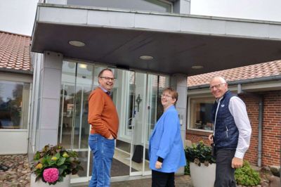 Marianne Karlsmose (KD) besøgte Bakkely sammen med valgkoordinator Johannes Jakobsen (t.v.) og Kristian Andersen (KD). Foto: Privatfoto