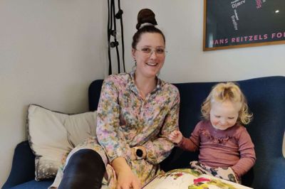 Lene Alstrup med datteren Elvilda. Hun er formand for forældrebestyrelsen i Børnehaven Blomstergården. Hun er mor til et barn i både dagpleje, børnehave og på skolen, så hun ved, hvad hun taler om. Foto: Jens Kristian Lynderup