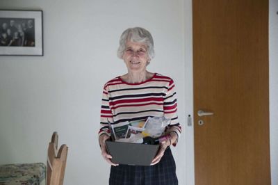 Det er med denne kurv i hånden at Grete Tange beder om en kop kaffe til en velkomstsnak med nye tilflyttere. Hun vil ikke presse sig på, men det gør hun i følge erfaringen heller ikke. Kun én gang i årene - siden hun begyndte i 2001 - har nogen takket nej til en velkomstsnak med den lokale tilflytterguide. Foto: Malene Tswai