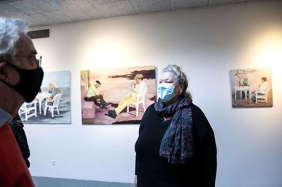 Ved lørdagens fernisering på udstillingen »Øjebliksbilleder« fik formanden for Vestjyllands Kunstpavillon, Erling Damgaard, sig en snak med en af de to udstillende billedkunstnere, Bodil Porse fra Skovby. Foto: Tom Laursen
