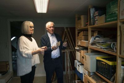 Bodil Agerskov og Jens Fjord kigger på de gamle fotoplader, som var baggrund for foreningens stiftelse for 40 år siden. Jens Fjord er formand, mens Bodil Agerskov er arkivleder. Foto: Malene Tswai
