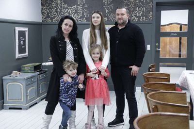 Formentlig til maj åbner Westergaards Hotel på ny, men nu som Hotel Videbæk. Det er ægteparret Laura og Claudiu Apostol, der kommer til at drive stedet med flere ansatte. De har børnene Yannis, Izabella og Julia. Foto: Henrik Ole Jensen