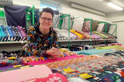 Bolette Pedersen ved »julestofferne« i Bolettes Stofbutik i Grønbjerg. Foto: Mette Christensen