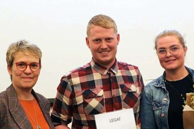 Formanden for Familielandbruget Vest Jylland, Lone Andersen (t.v.), overrækker Tobias Christensen og Anne Marie Madsen en fornem pris. Foto: Privatfoto
