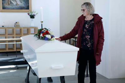En sidste gang "besøger" Margrethe Jensen Henning Koldby Kristensen, selv om der er et hvidt kistelåg imellem dem nu, hvor Henning Kristensen ikke lever mere. Foto: Henrik Ole Jensen