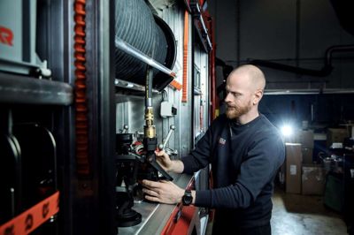 Indsatsleder Kim Silberbauer fra Brand & Redning Midtvest måtte lørdag morgen omkring klokken 9.00 en tur til Troldhede for at kontrollere om der var ild i andet end et fyr ved Troldtekt.