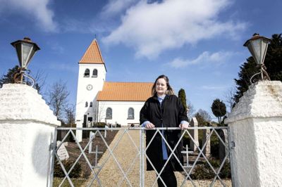 Lykke Kloch Sørensen har ikke taget den direkte vej til titlen som sognepræst, men kirken har altid været en vigtig del af hendes liv, og hun er både spændt, glad og ydmyg før indsættelsen i Ørnhøj Kirke i morgen. Foto: Tom Laursen