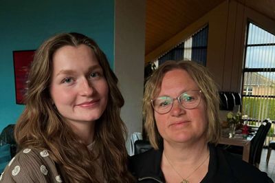 Line Borghild Hansen sammen med mor, Jette Borghild Hansen. Begge skal på søndag ud med raslebøssen for Kræftens Bekæmpelse. Foto: Privatfoto