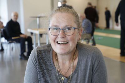 Laila Hindbo, Trøstrup. 58 år:- For 10 år siden byggede min mand og jeg et nyt hus i Trøstrup lidt uden for Videbæk. Allerede dengang tænkte vi vores alderdom ind i husbyggeriet. Der er der brede døre og ingen dørtrin, hvis en af os skal ende i kørestol. Terrassen er i niveau med selve huset. Godt nok er der mange kvadratmeter, men en robotstøvsuger kan vel klare rengøringen. Så vi regner bestemt med, at vi kan bo i huset, når vi bliver ældre. Foto: Henrik Ole Jensen