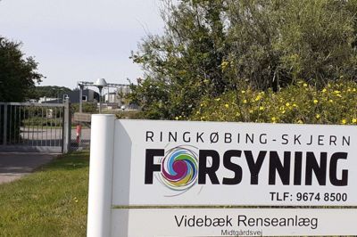 Renseanlægget i Videbæk skal lukkes og kun være pumpestation for spildevandet i den østlige del af Ringkøbing-Skjern Kommune. Alt spildevand skal sendes til nyt stort renseanlæg i Tarm. Den ventede investering gør, at forbrugerne ikke skal forvente lavere priser på vand og kloakbidrag. Foto: Jesper Wind