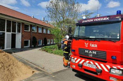Brandmelding torsdag eftermiddag 18. maj fra Plejehjemmet Bakkely i Videbæk. En beboer havde glemt et brød i en mikrobølgeovn. Brødet var blevet helt forkullet, og derfor havde det aktiveret den direkte brandalarm til brandvæsnet. Foto: Jens Kristian Lynderup