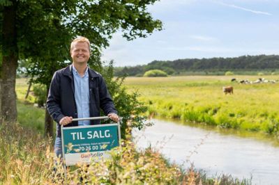 Claus Brødbæk og resten af holdet hos Danbolig Vildbjerg, Aulum og Videbæk har rygende travlt. Senest har de ansat to nye kolleger i mægler-teamet. Foto: PR-foto