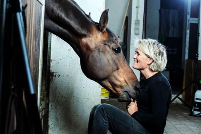 Claudette Holm har 20 års jubilæum i sin virksomhed www.Equipageinbalance.dk. Hun tilbyde afslapningsmassage til både mennesker og heste. Foto: Chresten Bergh