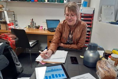 Anita Søjbjerg med målingerne over trafikken gennem Videbæks handelsgade. De viser, at det kan betale sig for butikkerne at gøre noget ekstra for at lokke kunder til.