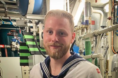 Som færdiguddannet elektriker blev Frederik Erdmann Andreasen indkaldt til session og ville gerne aftjene i Søværnet. Det endte med et job i Dannebrogs maskinrum. Dannebrogs fulde besætning består ifølge kongehusets hjemmeside af ni officerer, syv sergenter, to konstabler og 36-39 værnepligtige. Foto: Privatfoto