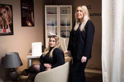 Lærke Pedersen (stående) og Manja Fredsø er de to iværksættere bag ML Beauty i Bredgade.