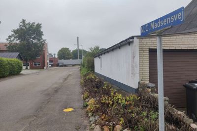 Fire unge kravlede rundt på taget ved Scan-Speak på N. C. Madsenvej torsdag eftermiddag.