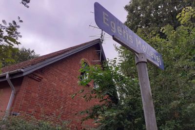 Skjult bag en upasset have ligger et forladt hus i Egeris. Det er den slags huse, landsbyens borgerforening ikke ønsker sig flere af. Derfor arbejder man nu for at ophæve bopælspligten i landsbyen.