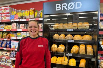 Jeanette Broberg, der er ferskvarechef hos ABC Lavpris i Videbæk, ses her foran det nyeindkøbte brødskab.