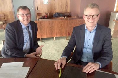 Borgmester Hans Østergaard (tv) og 1. viceborgmester Søren Elbæk (th.) bor begge i Spjald. Selv om Hans Østergaard er blå og Søren Elbæk rød, så får de to sig ofte en politisk snak om løst og fast. Søren Elbæk fortæller, at mange tror politikerne er rygende uvenner hele tiden. Men sådan er det altså ikke i Spjald. Foto. Ole Skydt