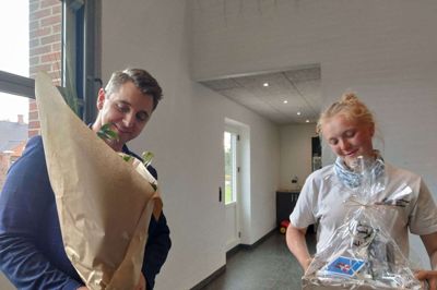 Gry Astrup bliver her hyldet af sin uddannelsesdirektør på Herningsholm Erhvervsskole i Herning. Han hedder Martin Lyhne Holmgaard, og han mener, at Gry Astrup er en vigtig og dygtig ambassadør for faget og for kvinder i murerfaget. Foto: Jens Kristian Lynderup